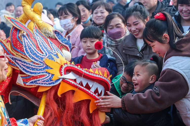 春节大年初一的人潮和氛围