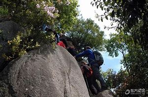 黄山飞来石遭雷击事件自然与游客安全的警钟