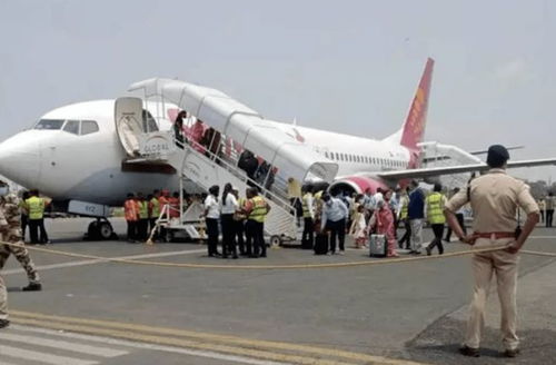 美国客机起飞时引擎起火事件航司的回应与航空安全的重要性