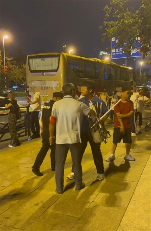 红袖章大爷与小贩的较量