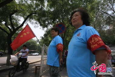 红袖章大爷与小贩的较量