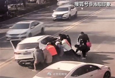 危险瞬间，车把手插入男孩腹部的惊险事件