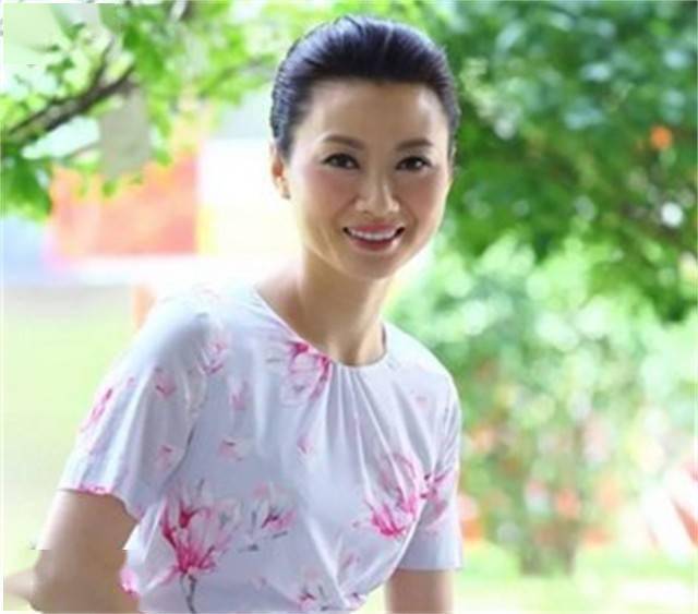 女教授节目怒怼官员，学术与权力的交锋