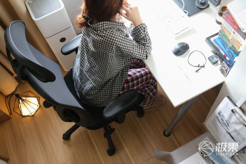 旅客的脚艺与小桌板的尴尬