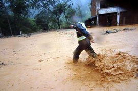 台风掀飞居民家窗户，灾难中的生活片段