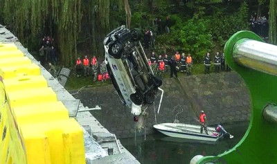 车辆冲破护栏坠湖，悲剧背后的警醒