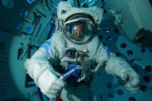 SpaceX宇航员出舱，太空探索的新里程碑
