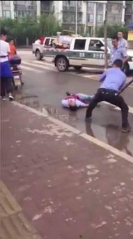 城管暴力执法，当街殴打老人引发深思