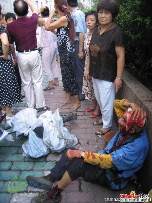 城管暴力执法，当街殴打老人引发深思