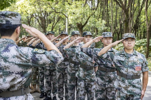 雨中跪滑，大学生军训的别样体验