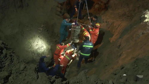 女子坠入11米深井，生死瞬间与救援奇迹