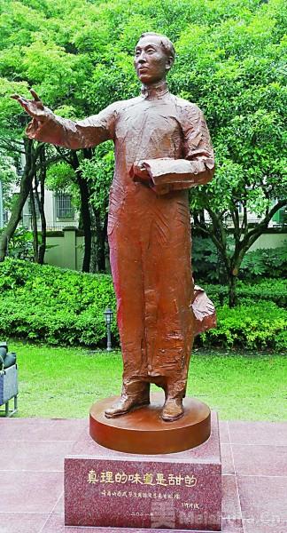 复旦大学雕塑被吹倒事件始末
