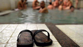 男子在积水天台泡澡，一场意外与独特的体验