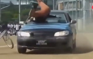 演员表演撞吊车大臂，真实与艺术的碰撞