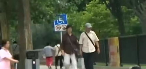 当老人跌倒之后