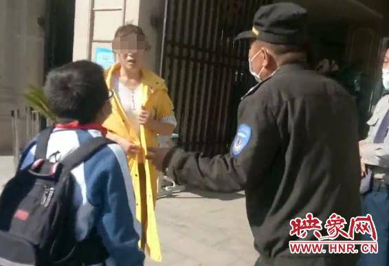 忘戴红领巾引发的掐脖事件