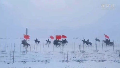 牧民策马奔腾，彰显国旗荣耀