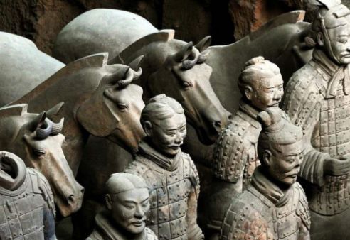 兵马俑被迫上夜班，历史与现代的奇妙碰撞