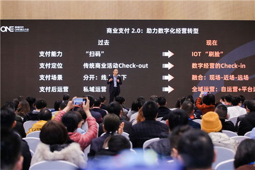 商家扬沙驱赶游客，一场关于商业伦理与公共空间的思考