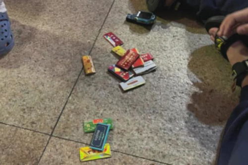 孩子集烟卡翻垃圾箱，探索背后的兴趣与引导