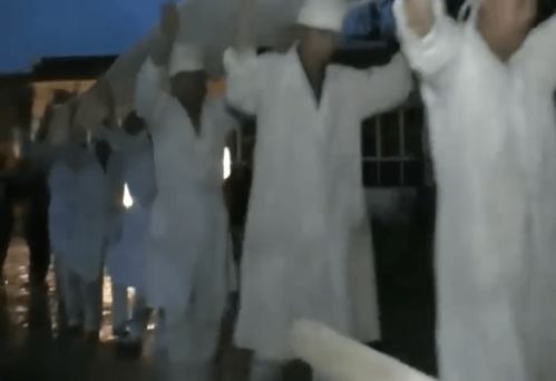 送葬人群被撞9死4伤
