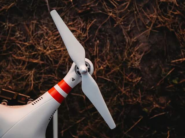 无人机飞行安全，湖边遭无人机撞伤脸引发的思考