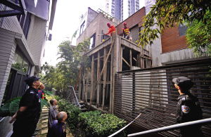 别墅区违建搭到湖里，一场关于法律、安全与社区和谐的探讨