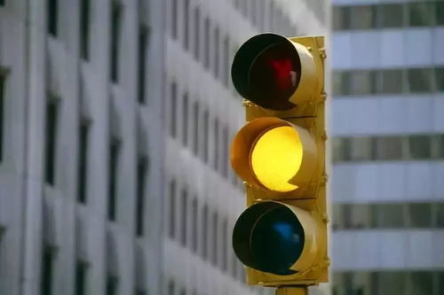 闯黄灯违法，了解规则，安全出行