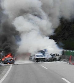 特大交通事故，当交通规则失效时的灾难与启示