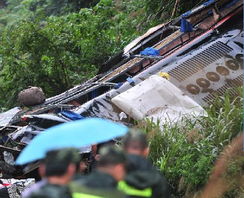 客车坠入峡谷，一场悲剧的警示与反思