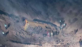 客车坠入峡谷，一场悲剧的警示与反思