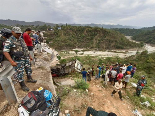 客车坠入峡谷，一场悲剧的警示与反思