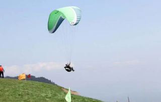 玩滑翔伞时，如何避免触电的尴尬？