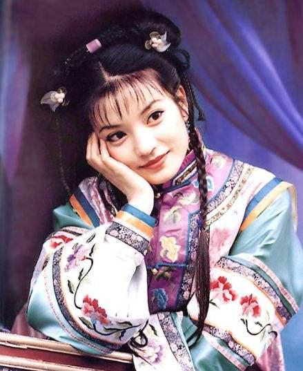 小燕子李晟断层登顶，从还珠格格到现代演艺圈的华丽蜕变