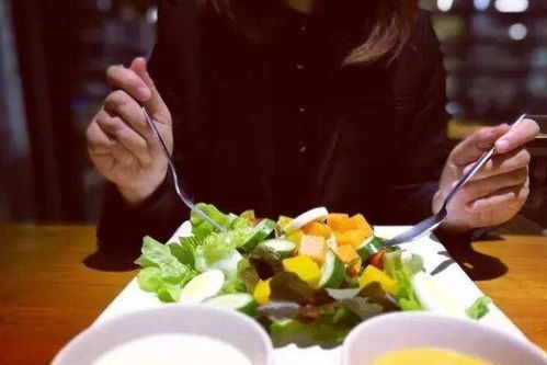 一口饭最好咀嚼20次，解锁健康饮食的奥秘