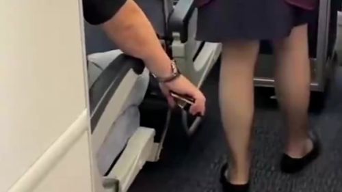 偷拍空姐裙底，一次不道德行为的警示