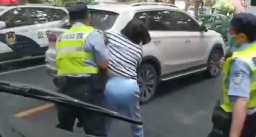 生死一线，大妈抢公交方向盘事件背后的社会反思