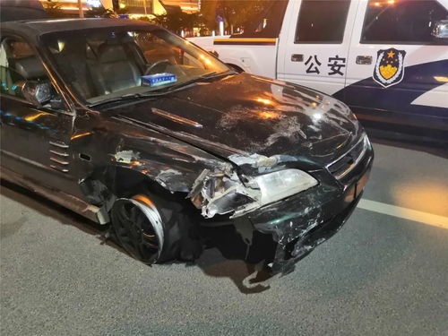 安全驾驶，警车与电瓶车的碰撞警示