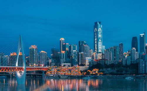 重庆，城市发展的新动力与挑战