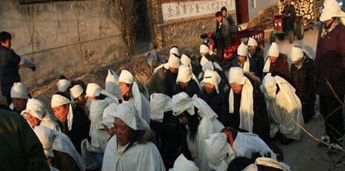 孝道与传承，老人出殡时3个儿子的责任与情感