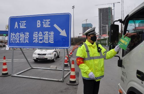 理解军车与交警互动，尊重法律与秩序的重要性