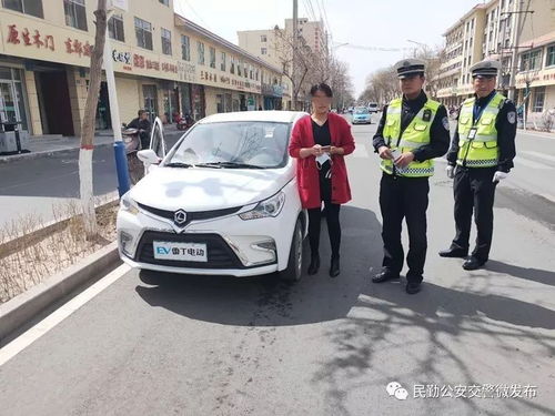 理解军车与交警互动，尊重法律与秩序的重要性