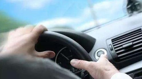 方向盘上的对话，开车打电话的风险与智慧应对