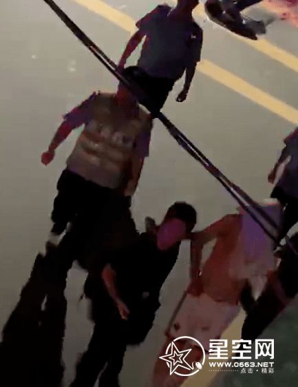 正义的反击，持刀砸门者遭遇致命反杀事件深度解析