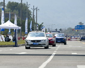 天桥不是赛道，为何开车上天桥会被拘留？
