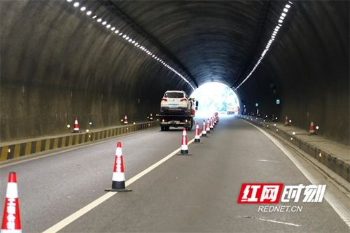 大屯路隧道飙车，速度与安全的较量