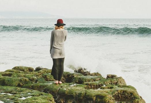 跨越年龄的桥梁，少年与中年妇女之间的沟通与理解