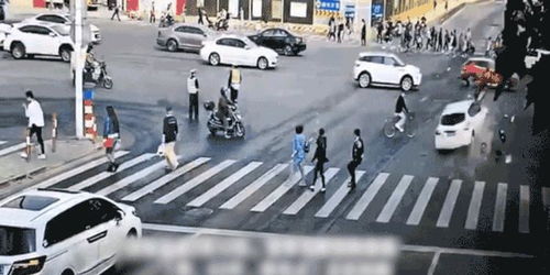上海金沙江路惊魂一刻，车祸背后的安全警示与城市交通反思
