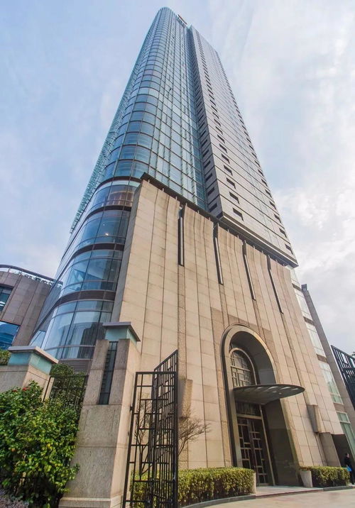 富士康12连跳事件，解析背后的社会心理因素与企业责任