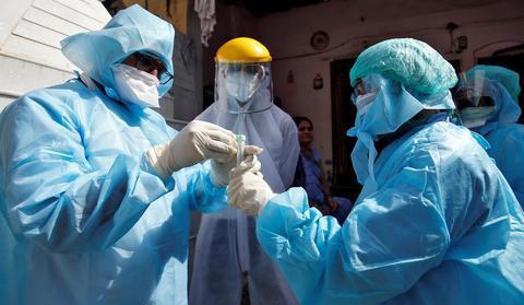 香港疫情严峻，11月大女婴成最年轻死亡病例，13例新增死亡引发关注